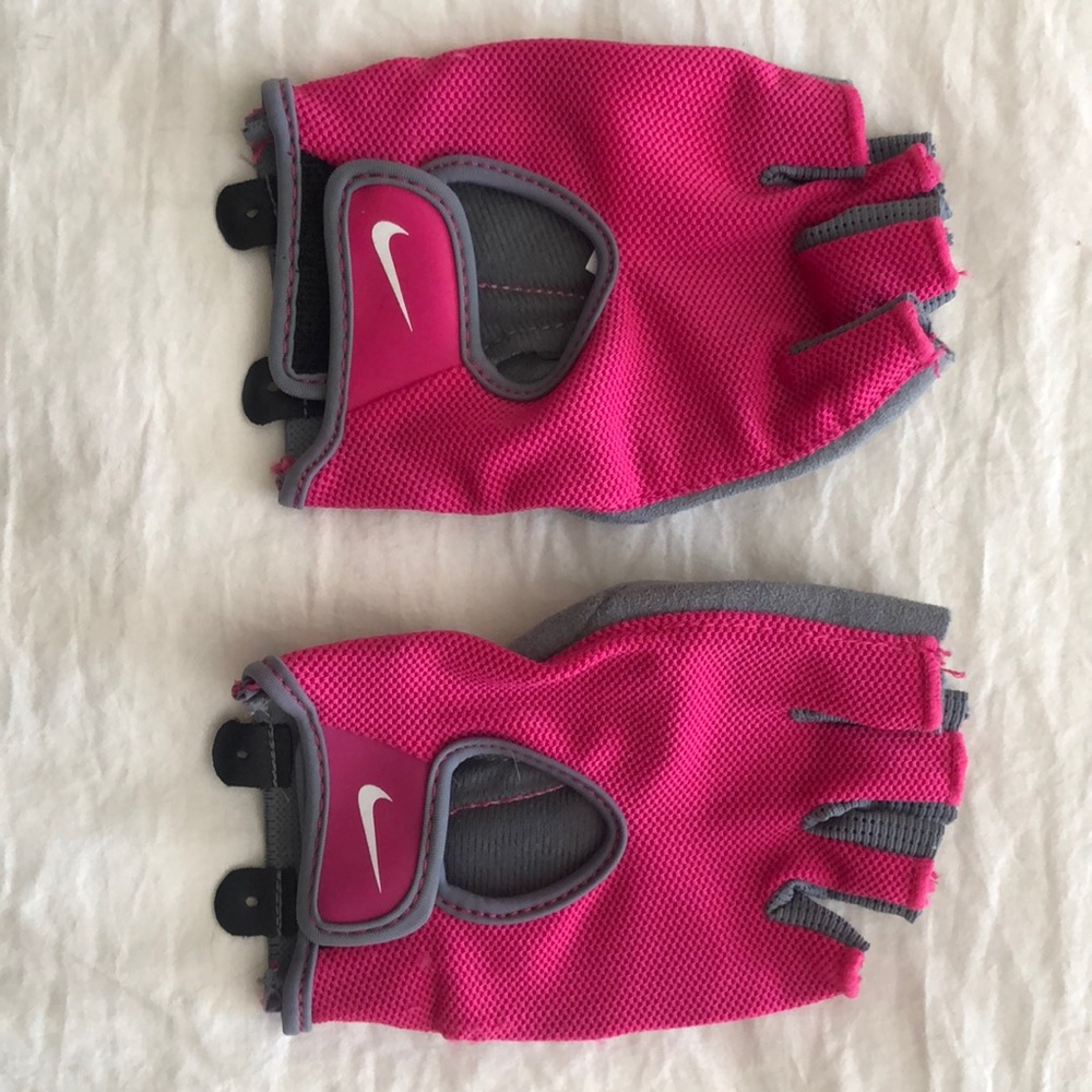 Nike women’s weight training gloves